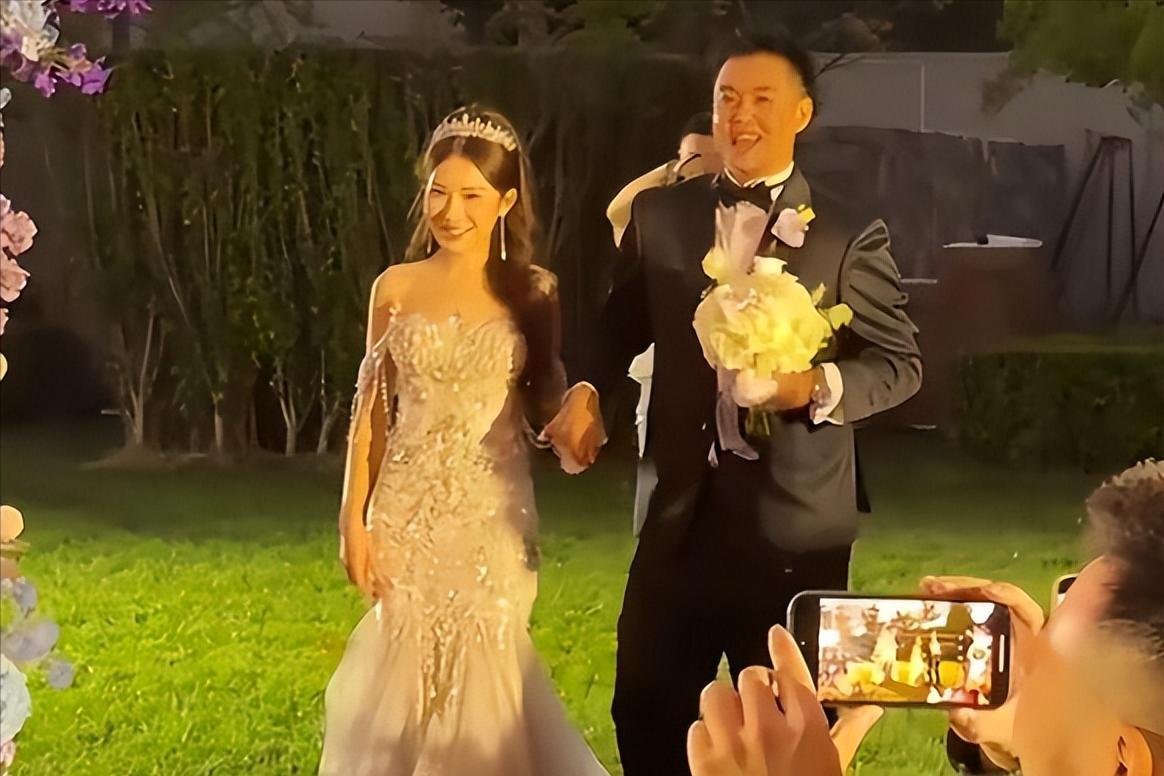 李小璐堂妹大婚，甜馨婚礼上为小姨送钻戒，长腿瞩目与妈妈似姐妹  -图8