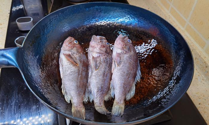 炖鱼去腥，有人加料酒，有人加醋，教你正确做法，汤白肉鲜无腥味  -图5